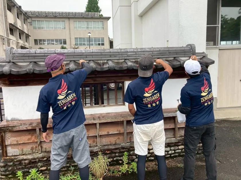 軒先の瓦を確認する職人