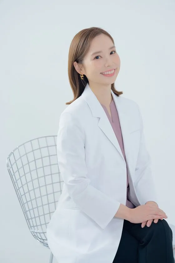 白衣姿の女性スタッフ