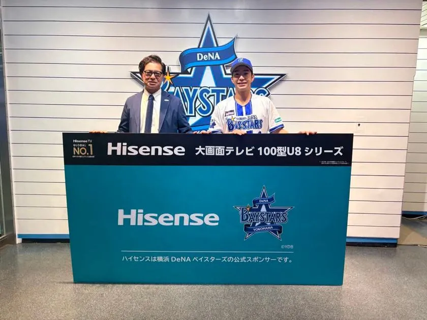 ハイセンスの100型大画面テレビ「U8シリーズ」の贈呈パネルを前に
