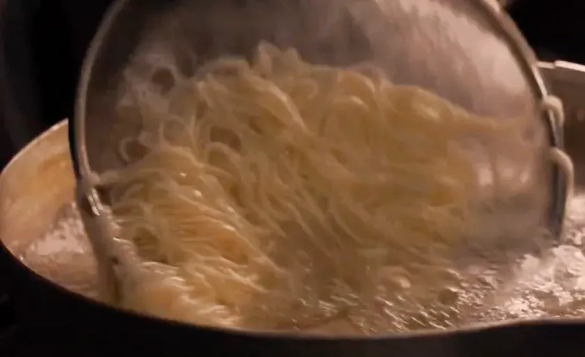 自家製麺をゆでる工程