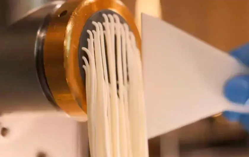 製麺機から押し出す自家製麺