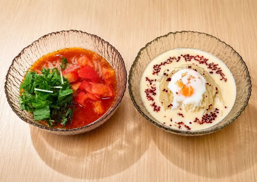 カルボ冷麺とトマト冷麺の盛り付け