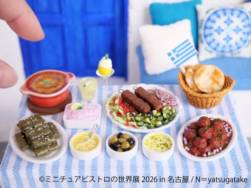 青白の食卓に並ぶミニチュア料理