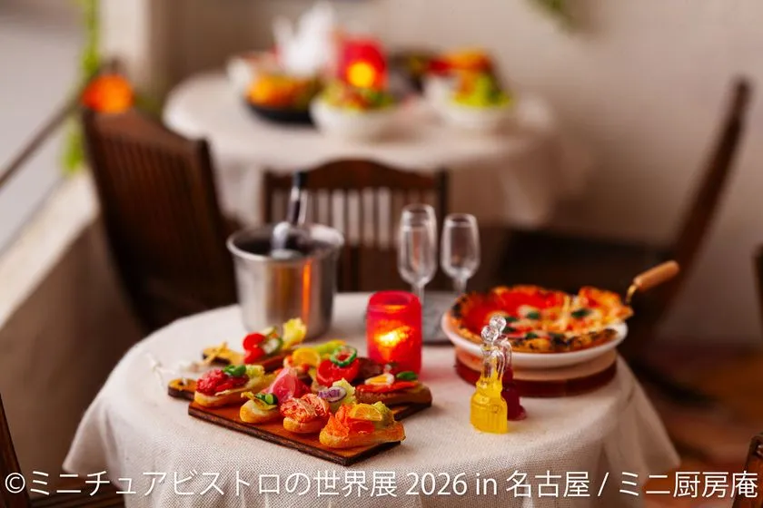 ビストロの食卓を再現したミニチュア作品