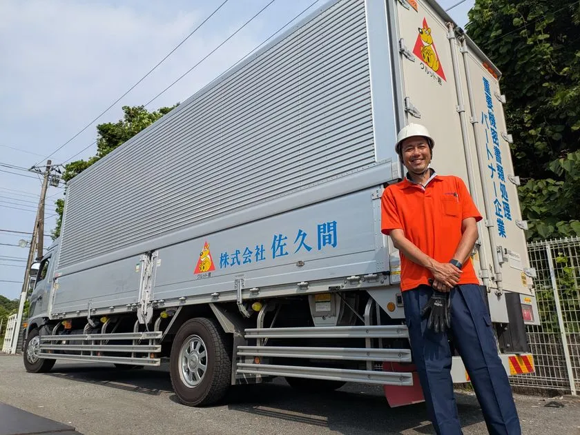 社名入り回収車と現場スタッフ