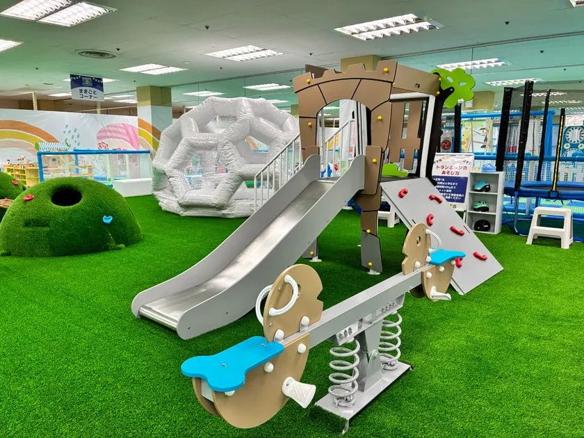 木のアーチ型複合遊具とシーソー
