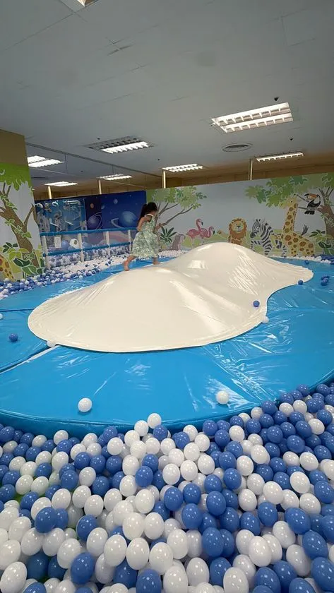 白い山形遊具のボールプール