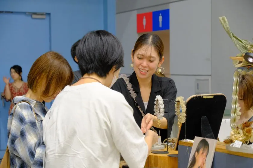 アクセサリー作家と来場者の交流