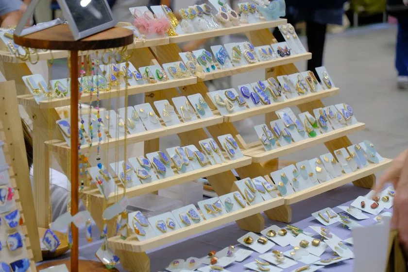 多彩なアクセサリーの出店
