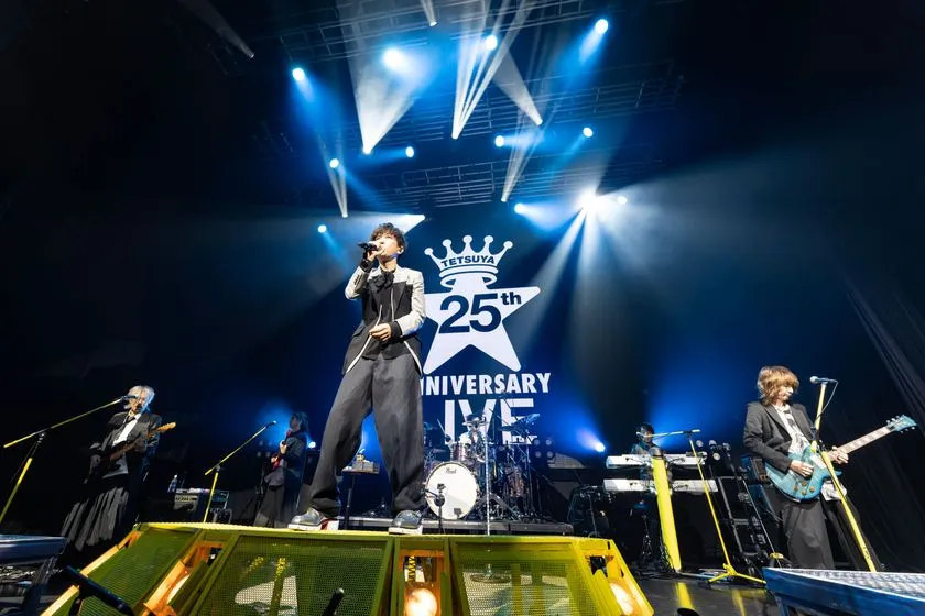 25周年ロゴを背にしたバンドステージ