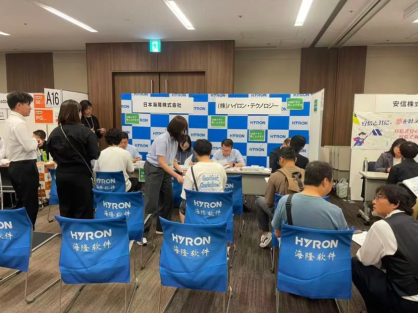 HYRONのロゴ入り椅子とパネルが目立つ