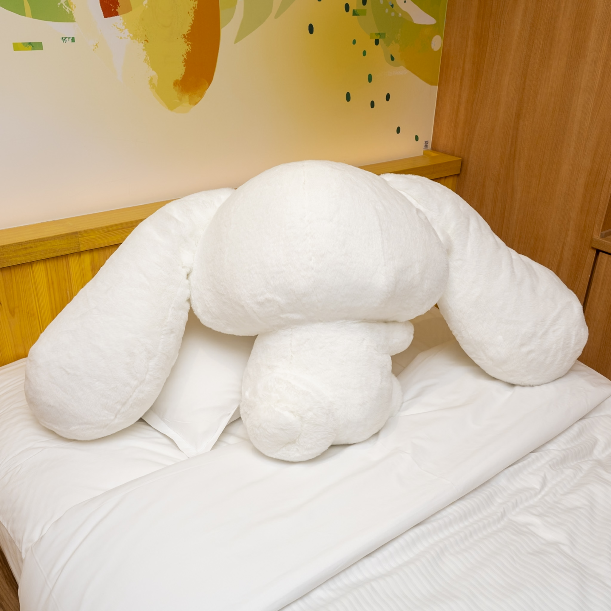 タカラトミーアーツ「サンリオキャラクターズ　With　my　friend！　大きなぬいぐるみ　むにゃむにゃシナモロール」後ろ姿