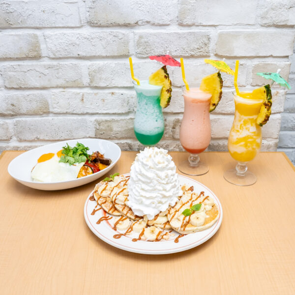 Eggs ’n Things「塩バニラパンケーキ／夏野菜のエスニックロコ・モコ／フローズンドリンク」