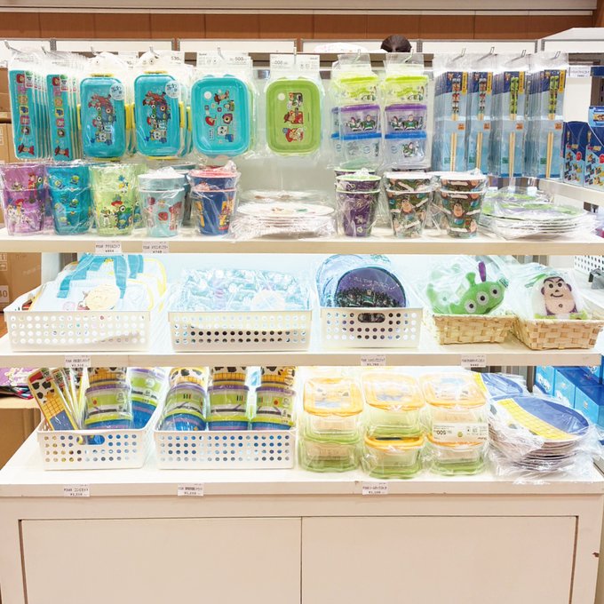 スケーターのディズニー関連ランチグッズ売場