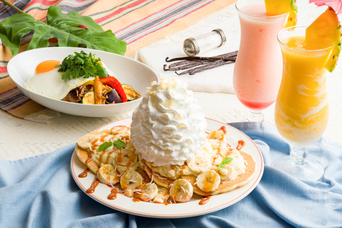 Eggs ’n Things「塩バニラパンケーキ/夏野菜のエスニックロコ・モコ/フローズンドリンク