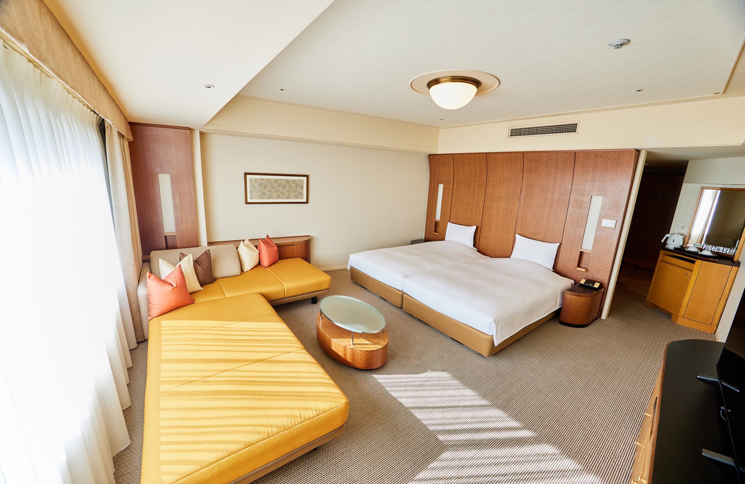 涼しいホテル館内や部屋でくつろぎながら謎解きに没頭できる