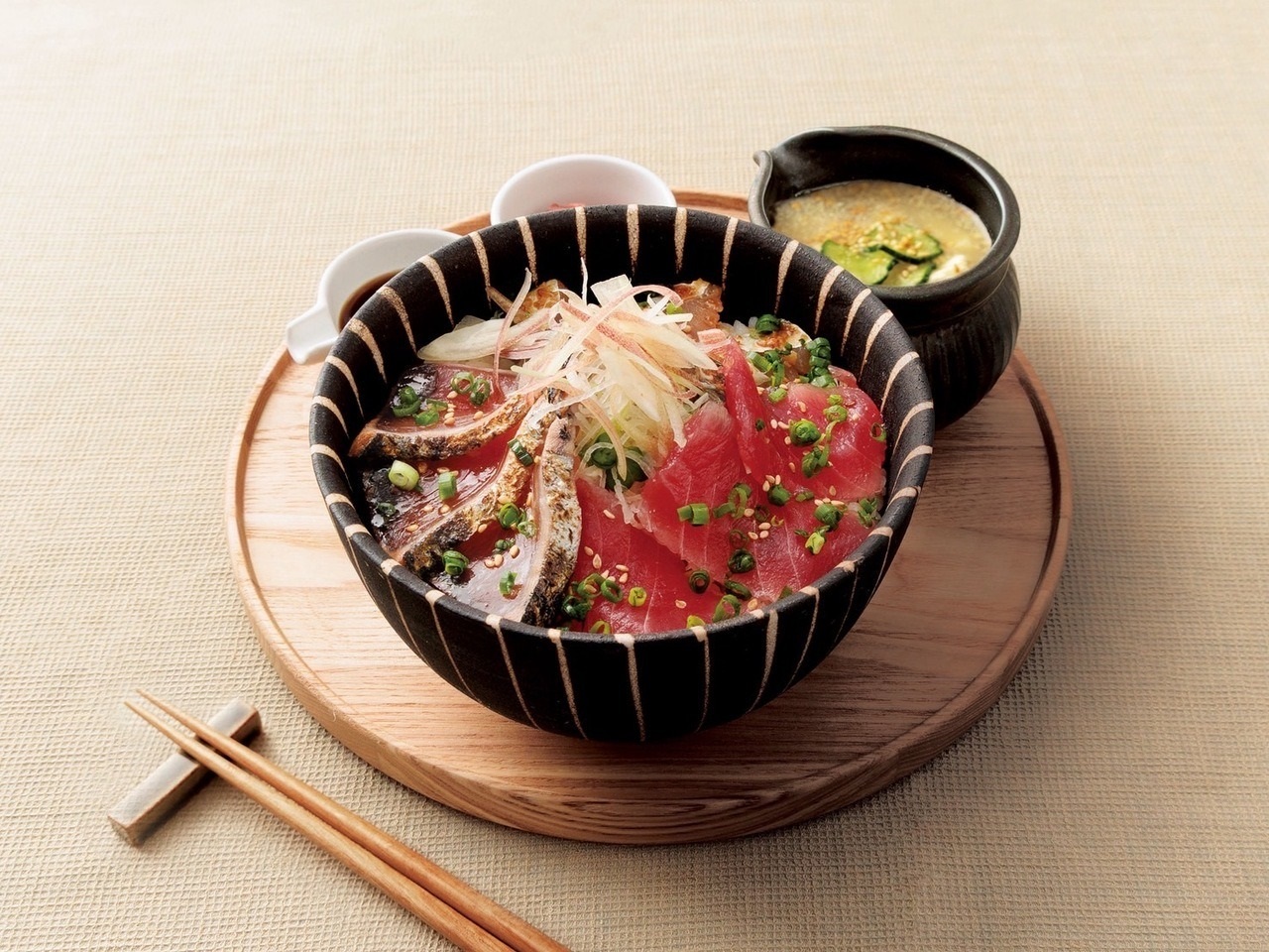 こめらく お茶漬けと、いろどり唐揚げ。「まぐろ、ごま鯖と藁焼きかつおの冷汁」