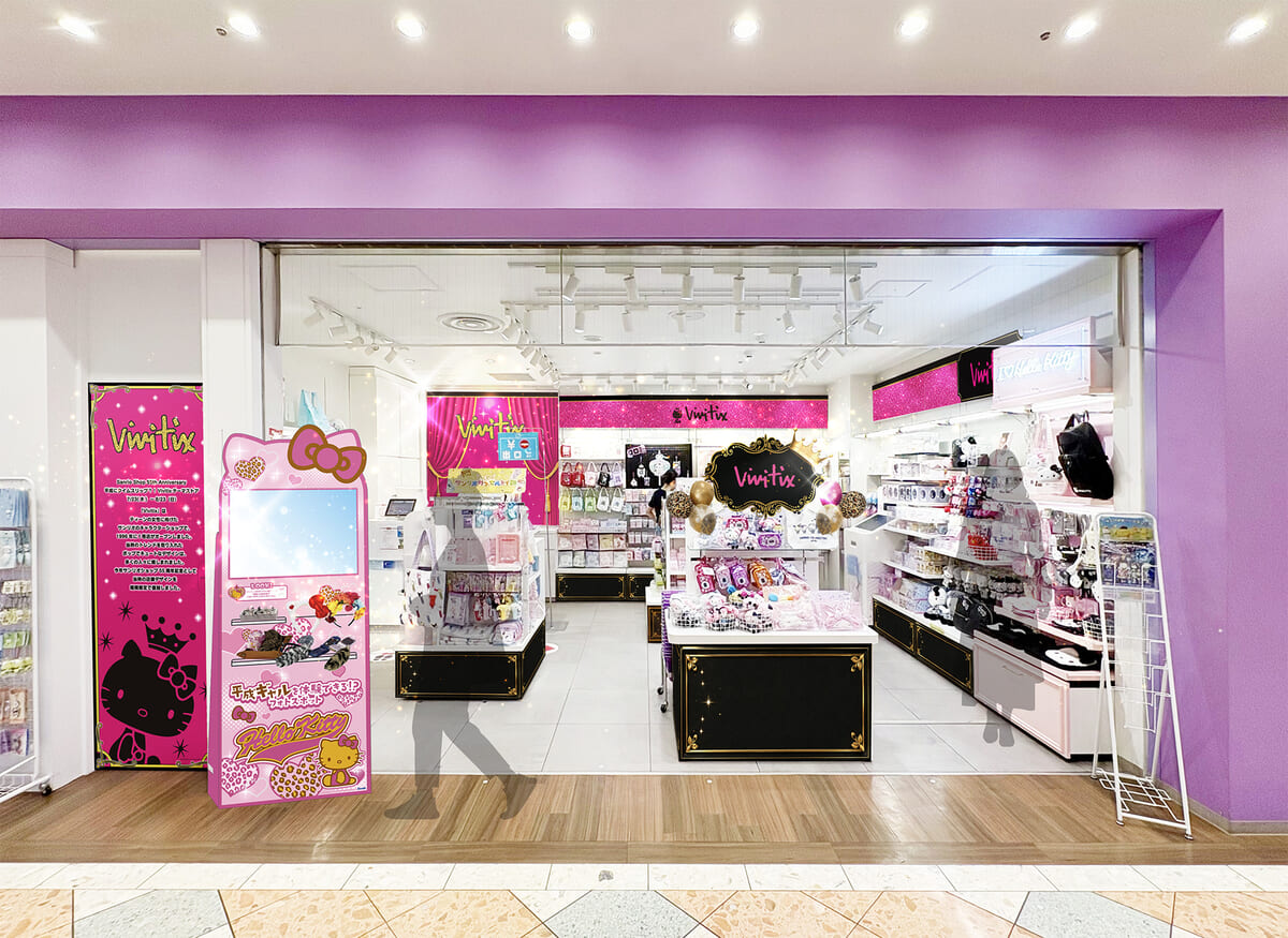 「Sanrio Shop 55th Anniversary 平成にタイムスリップ？！ Vivitixテーマストア」　店内装飾