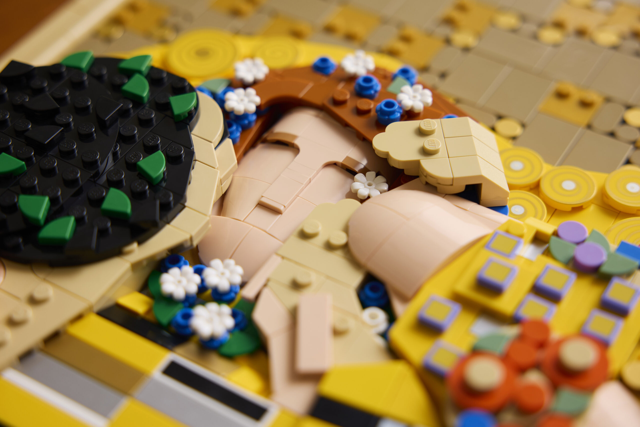「レゴ(R)アート Gustav Klimt ＜接吻＞」　表情アップ