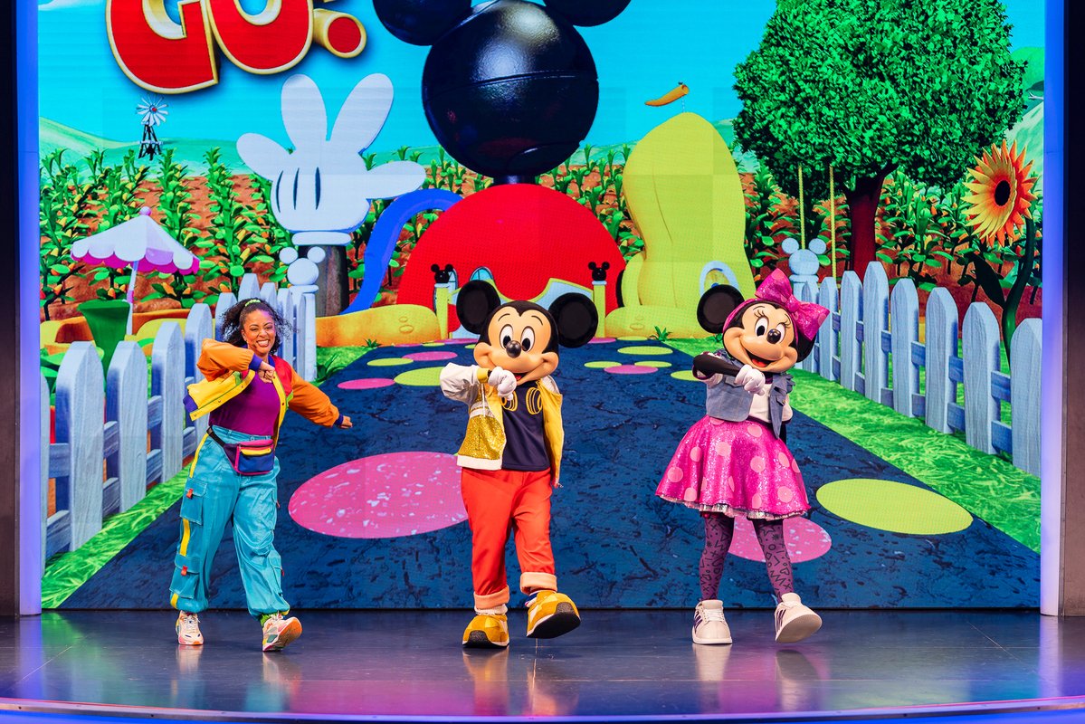 「ディズニー・ジュニア ミッキーマウス・クラブハウス・ライブ!」のステージで踊るミッキーマウスとミニーマウス