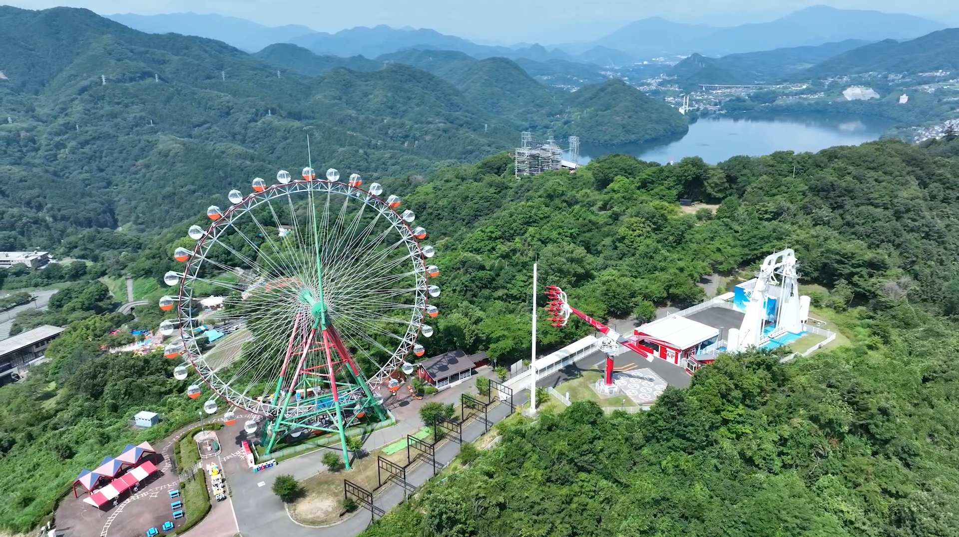 山並みと湖を望む高台に観覧車が立つさがみ湖MORI MORIの全景