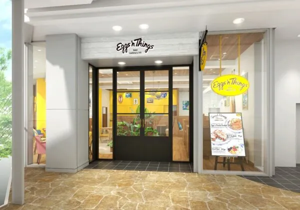 黄色い看板が目を引く店舗入口