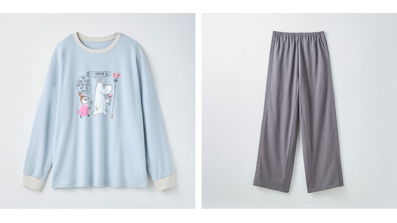 淡い水色のムーミン柄長袖トップスとグレーのパンツ