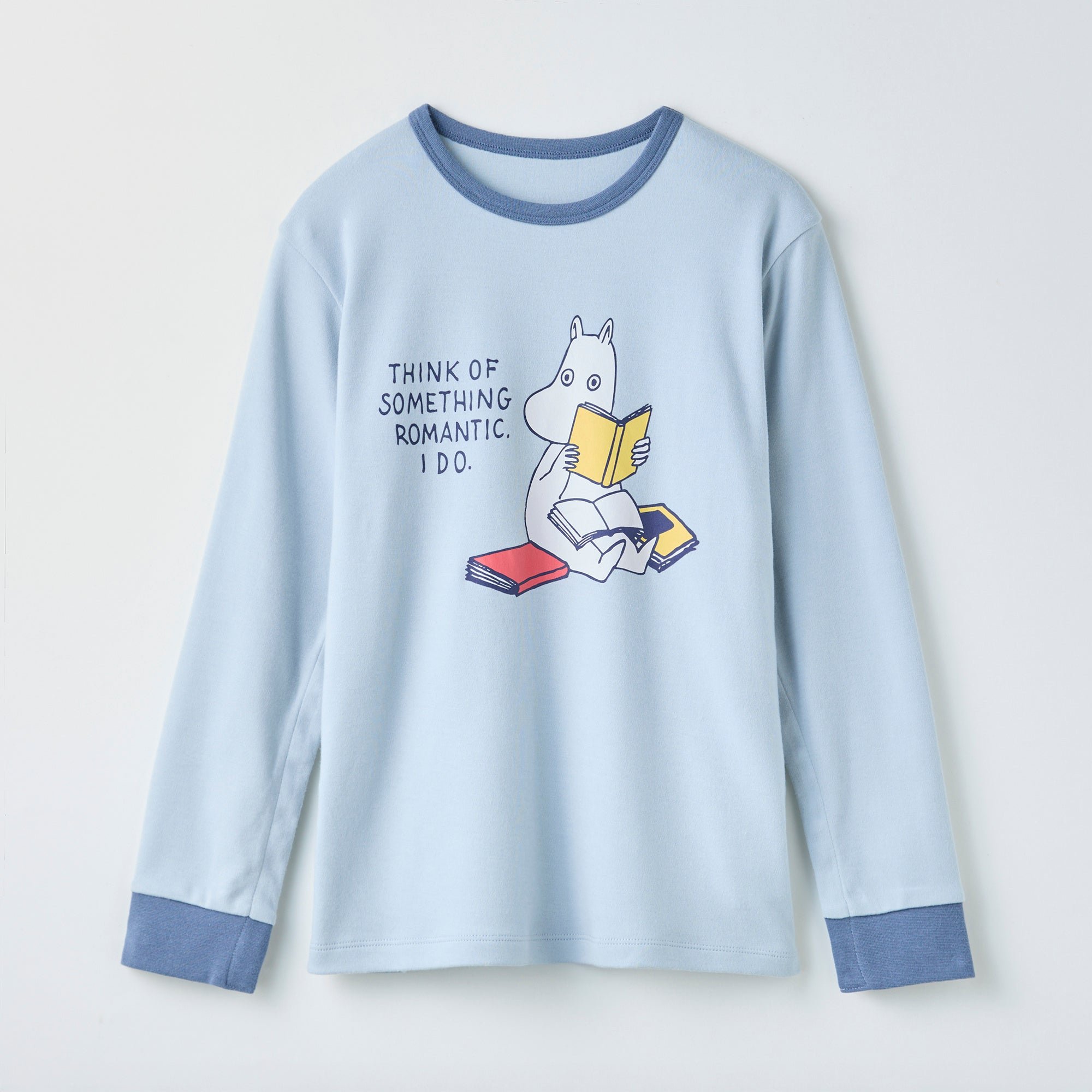 本を読むムーミンをプリントした淡い水色の長袖Tシャツ