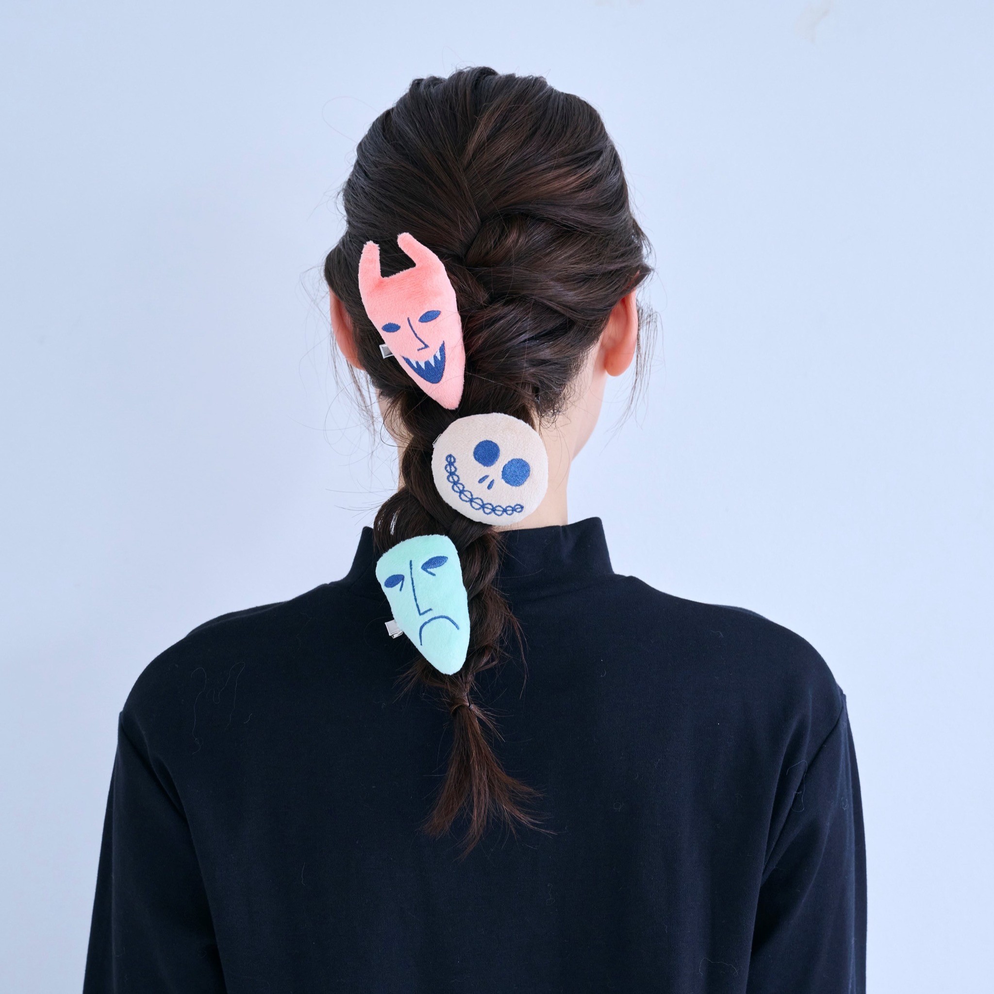 ぬいぐるみヘアクリップ3個セットを三つ編みに留めた着用イメージ