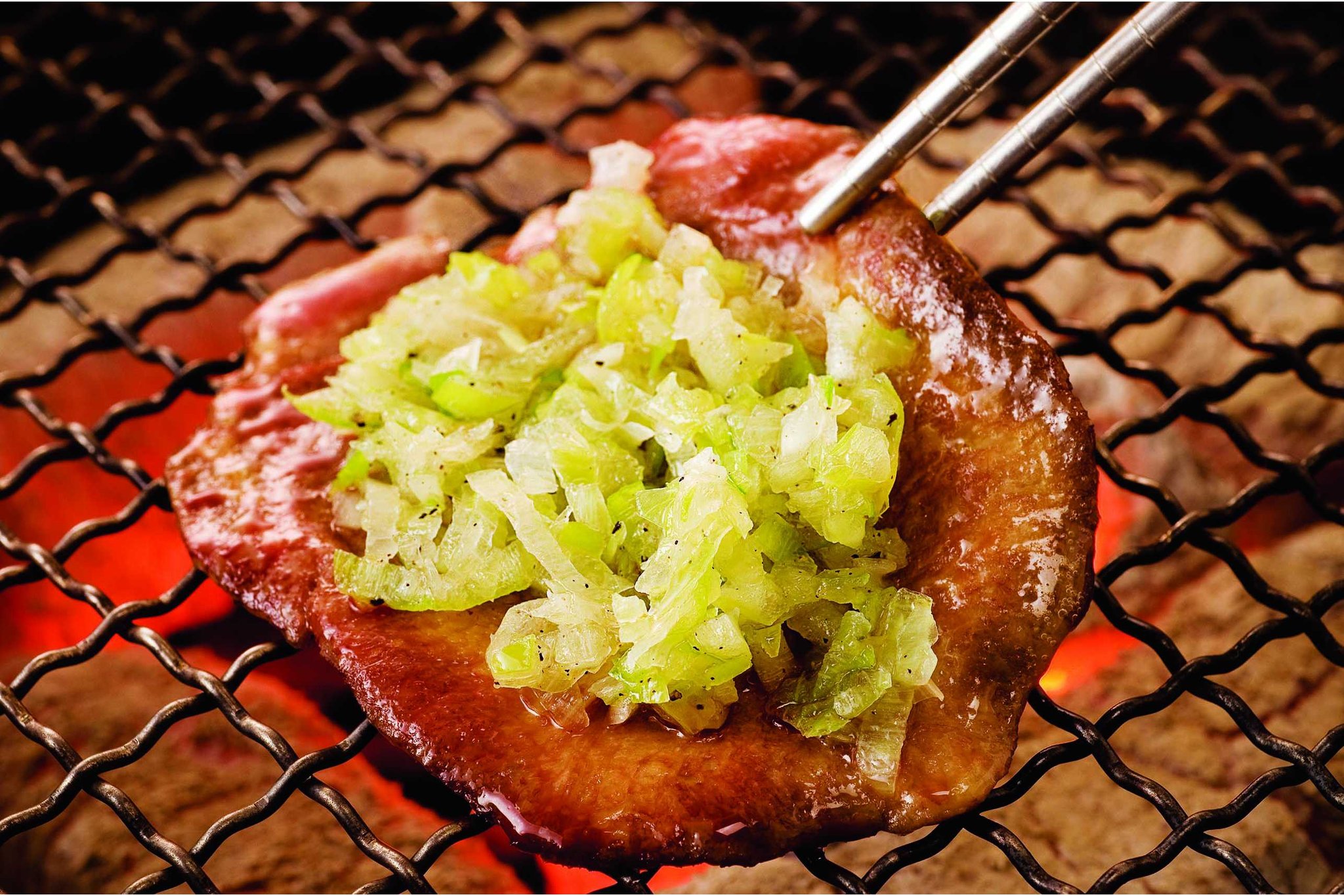 焼き網で焼く「ねぎ牛タン塩」