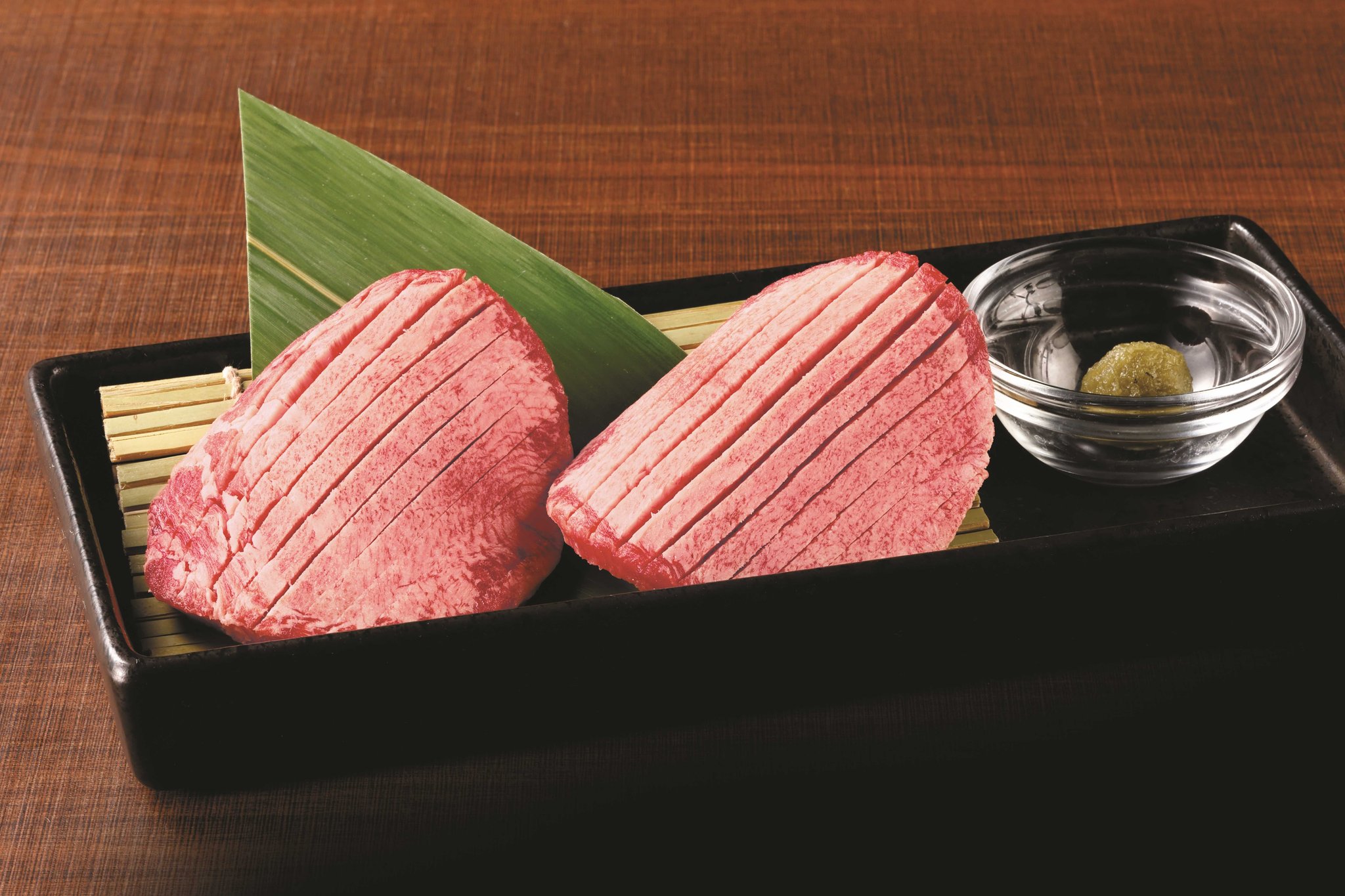 厚切りの「上タン塩」とわさび