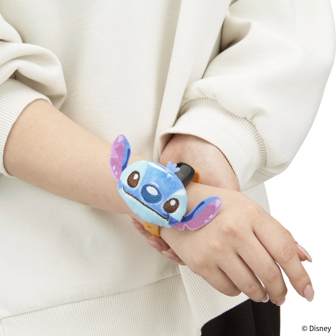 手首に着けたスティッチのマスコット