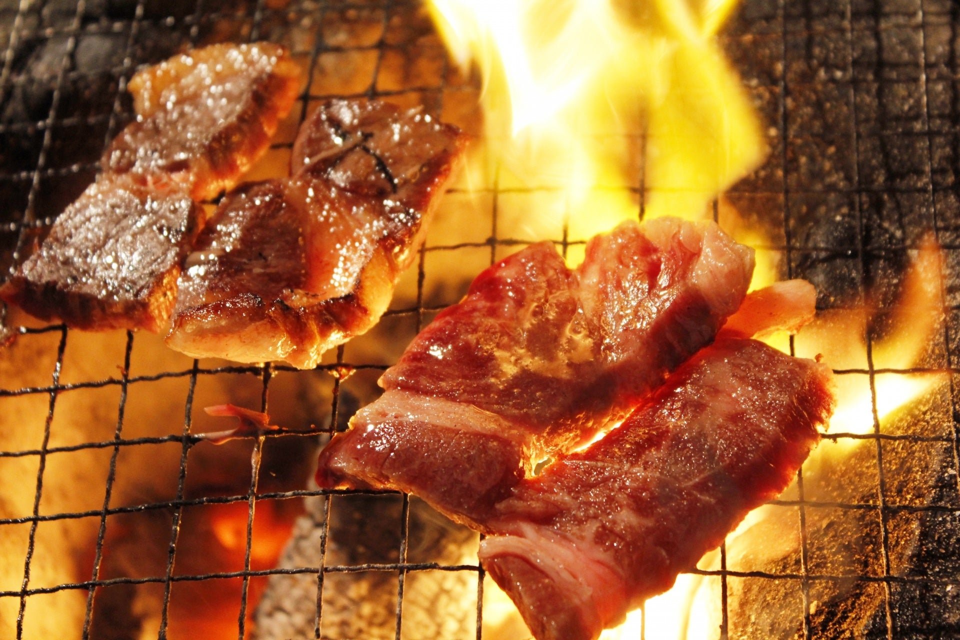七輪の炭火で焼かれる肉