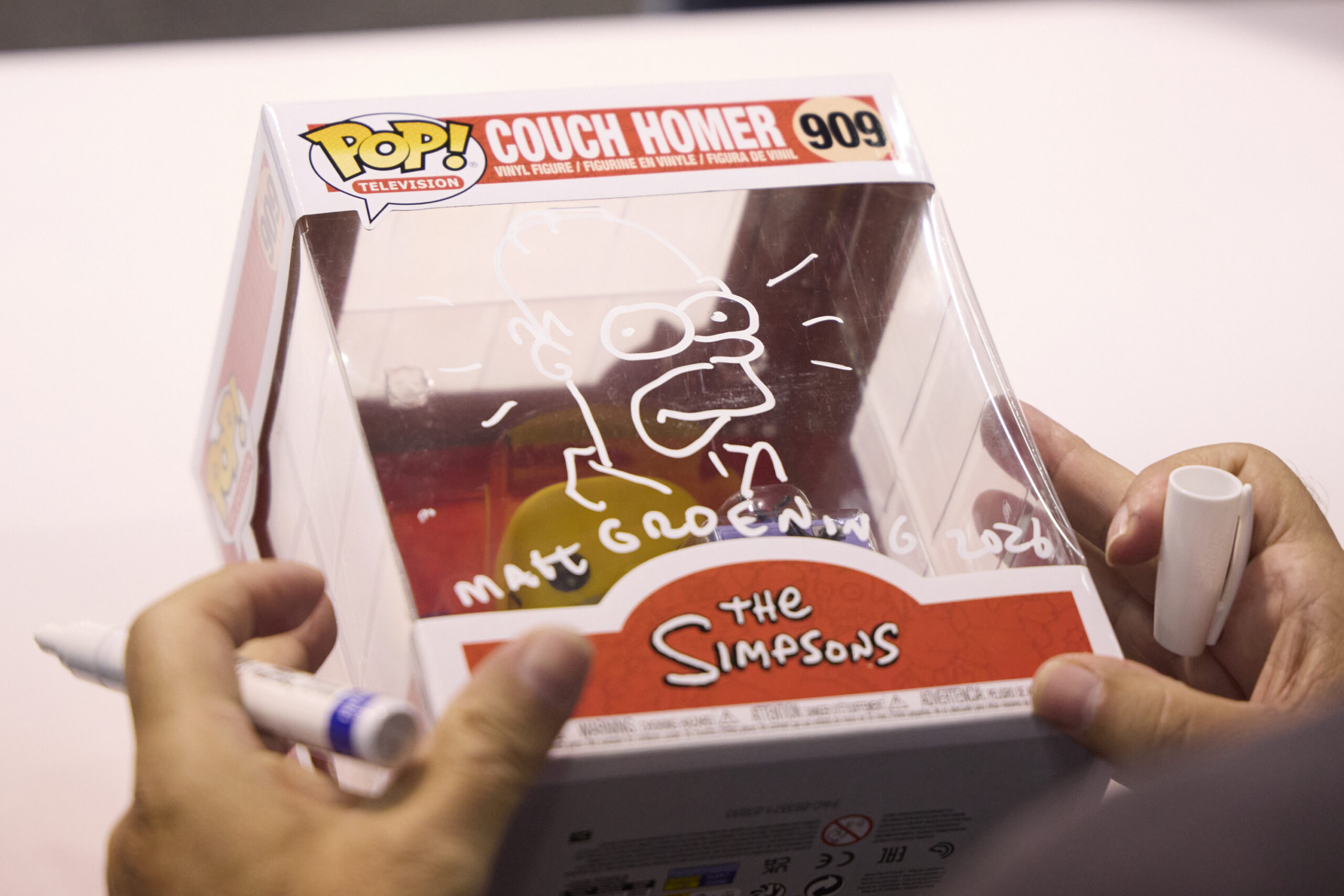 「MATT GROENING 2026」の署名とホーマー・シンプソンの絵が書き込まれたFunko POP!「COUCH HOMER」
