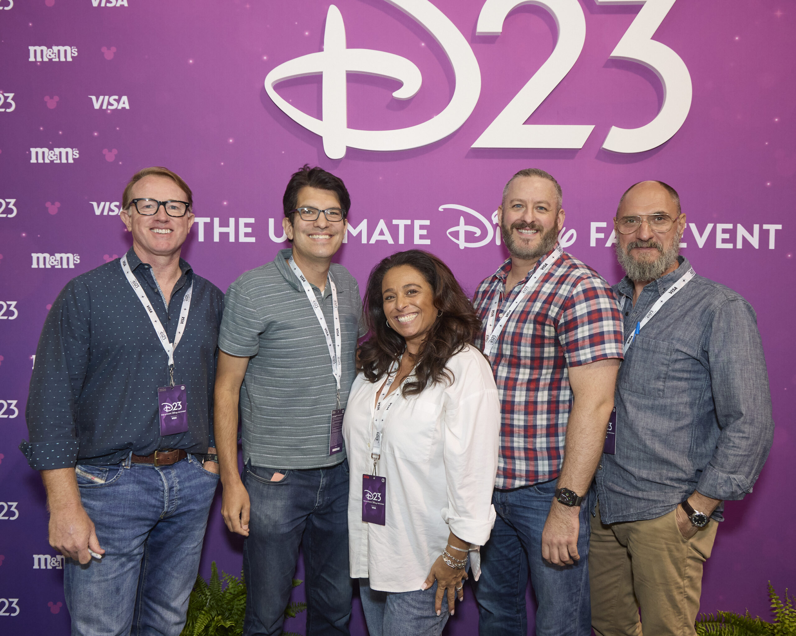 D23のバックドロップ前に並んだサイン会参加者5人