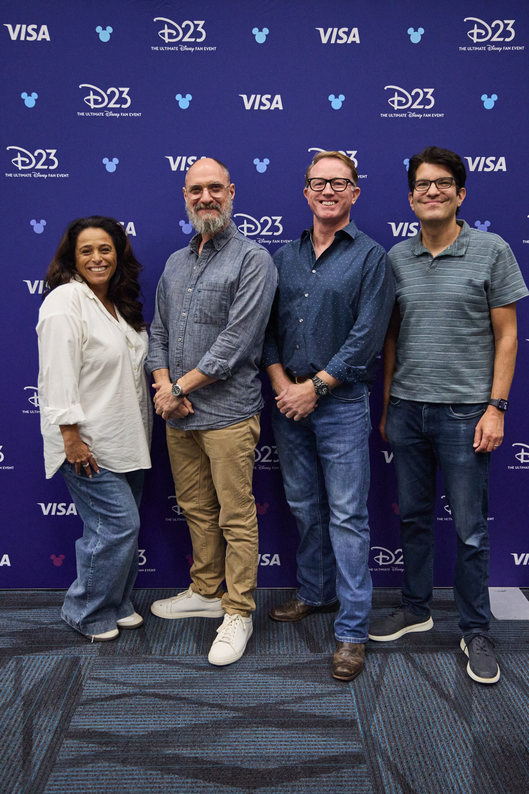 D23のバックドロップ前で撮影に応じるジャネル・モマリー、ローレン・ブシャール、バーナード・デリマン、ダン・ミンツ