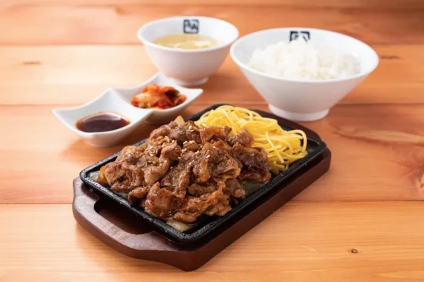鉄板焼肉定食の全体盛り付け