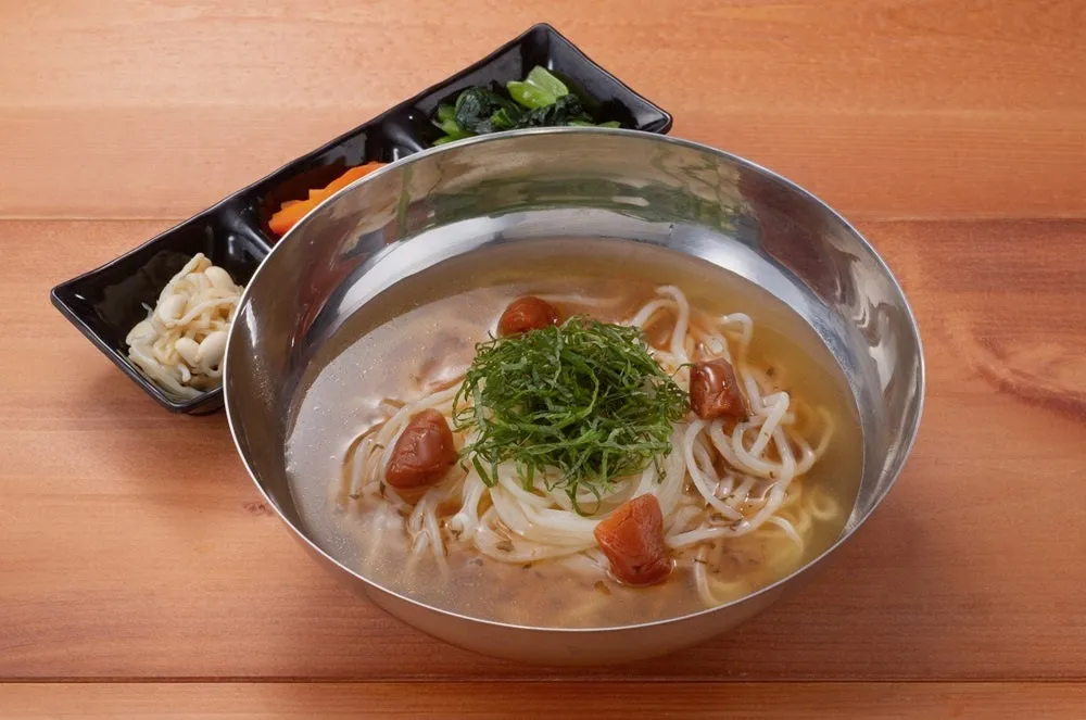 梅と青しそをのせた牛角焼肉食堂の梅しそ冷麺
