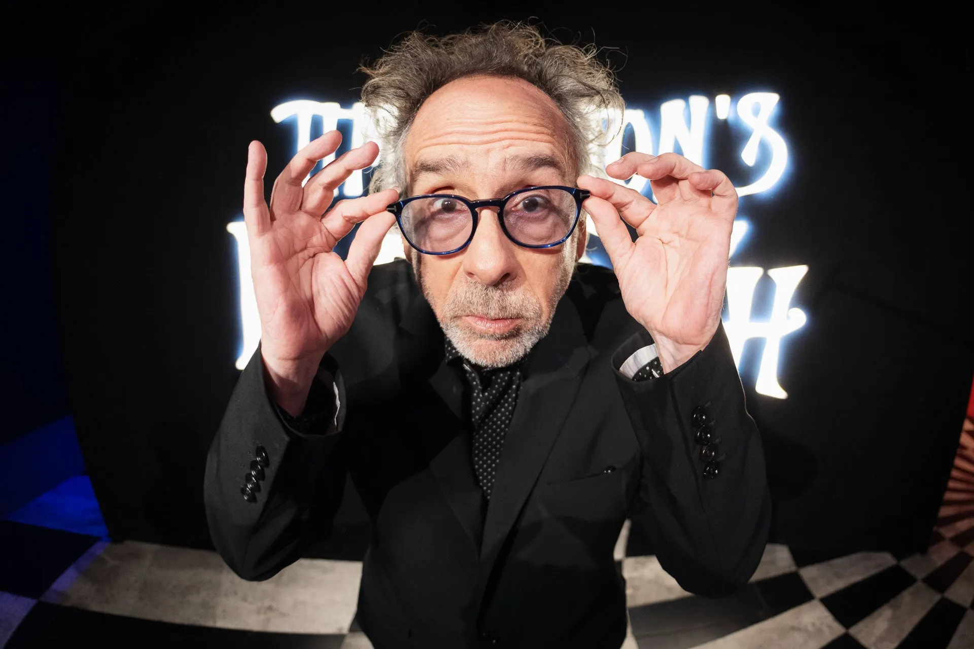 丸縁眼鏡を手にするティム・バートンさん