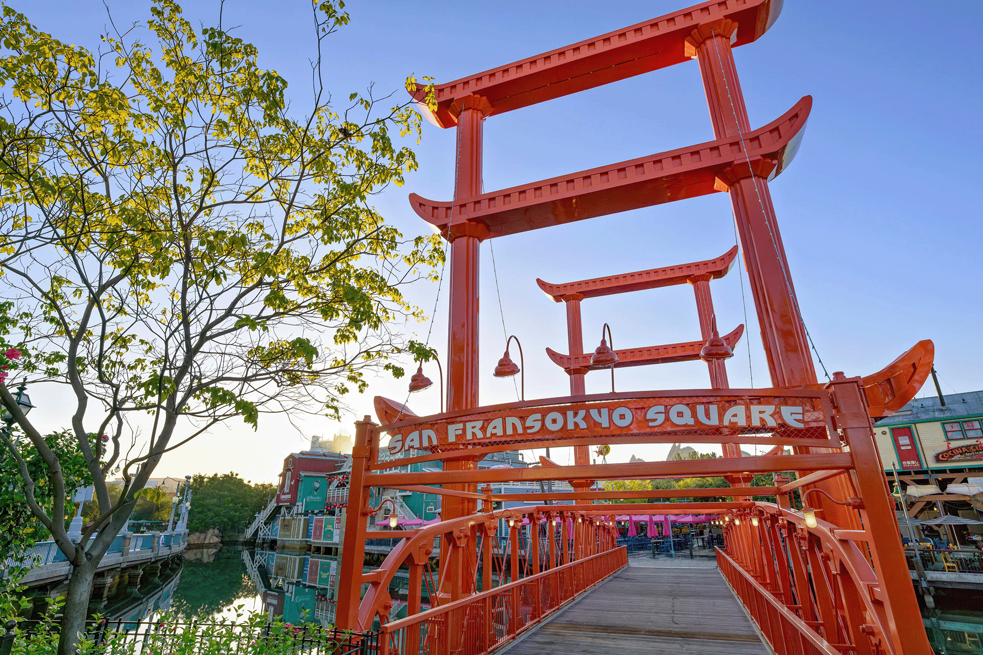 サンフランソウキョウ・ゲート・ブリッジと「SAN FRANSOKYO SQUARE」のアーチ