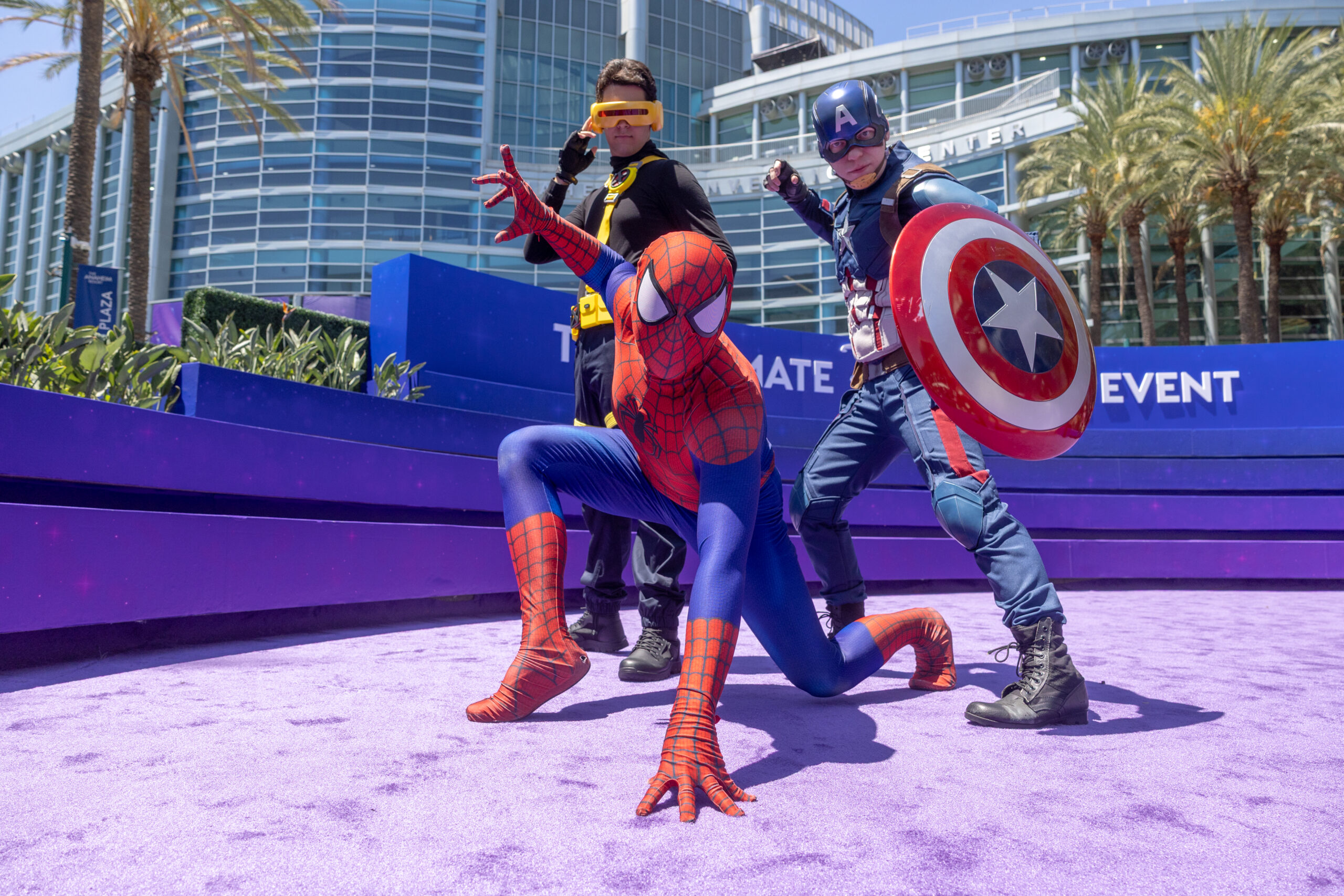 スパイダーマン、サイクロップス、キャプテン・アメリカのコスプレイヤー3人がポーズを取る