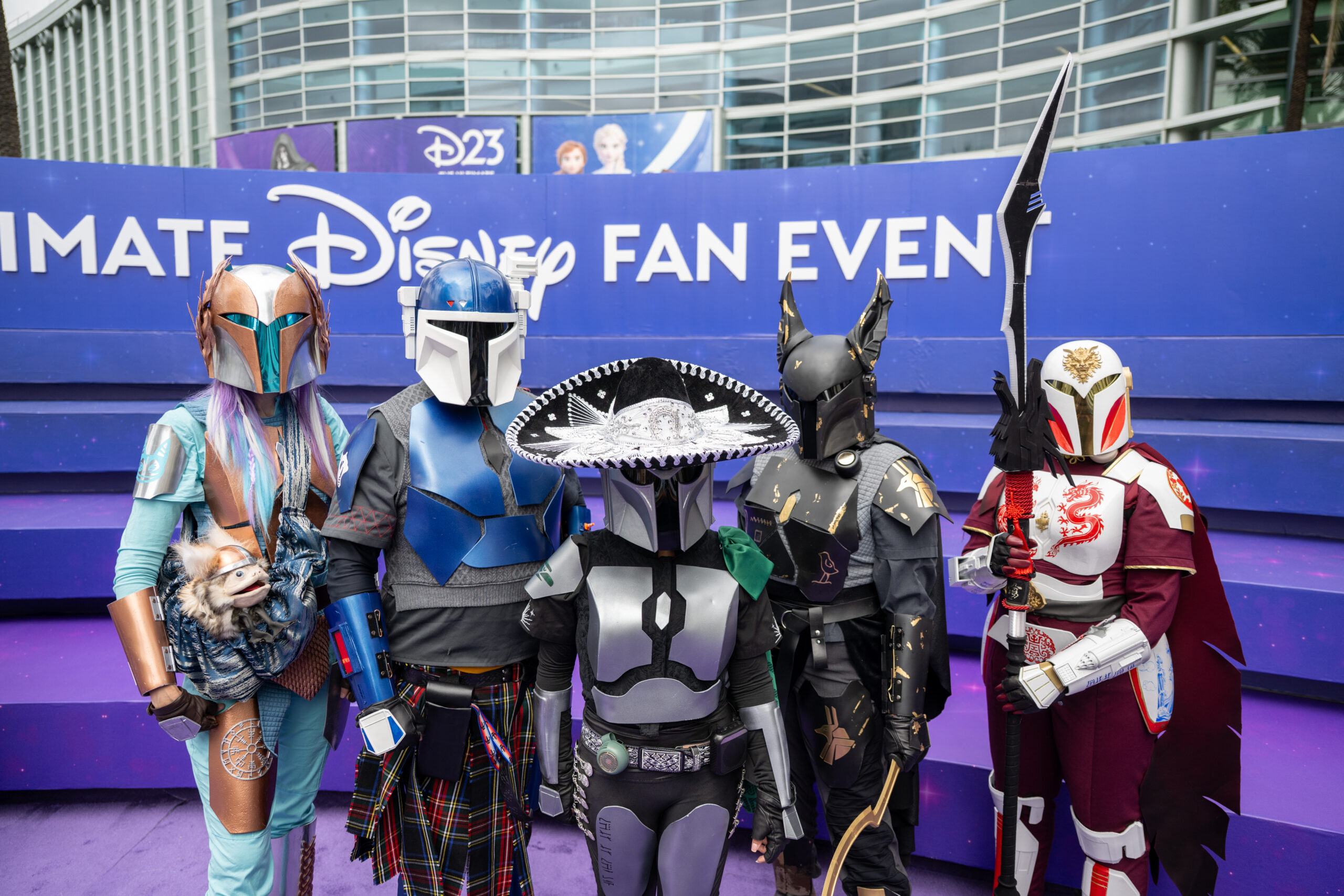 甲冑とヘルメットをまとった5人がD23のバナー前に横一列で並ぶ
