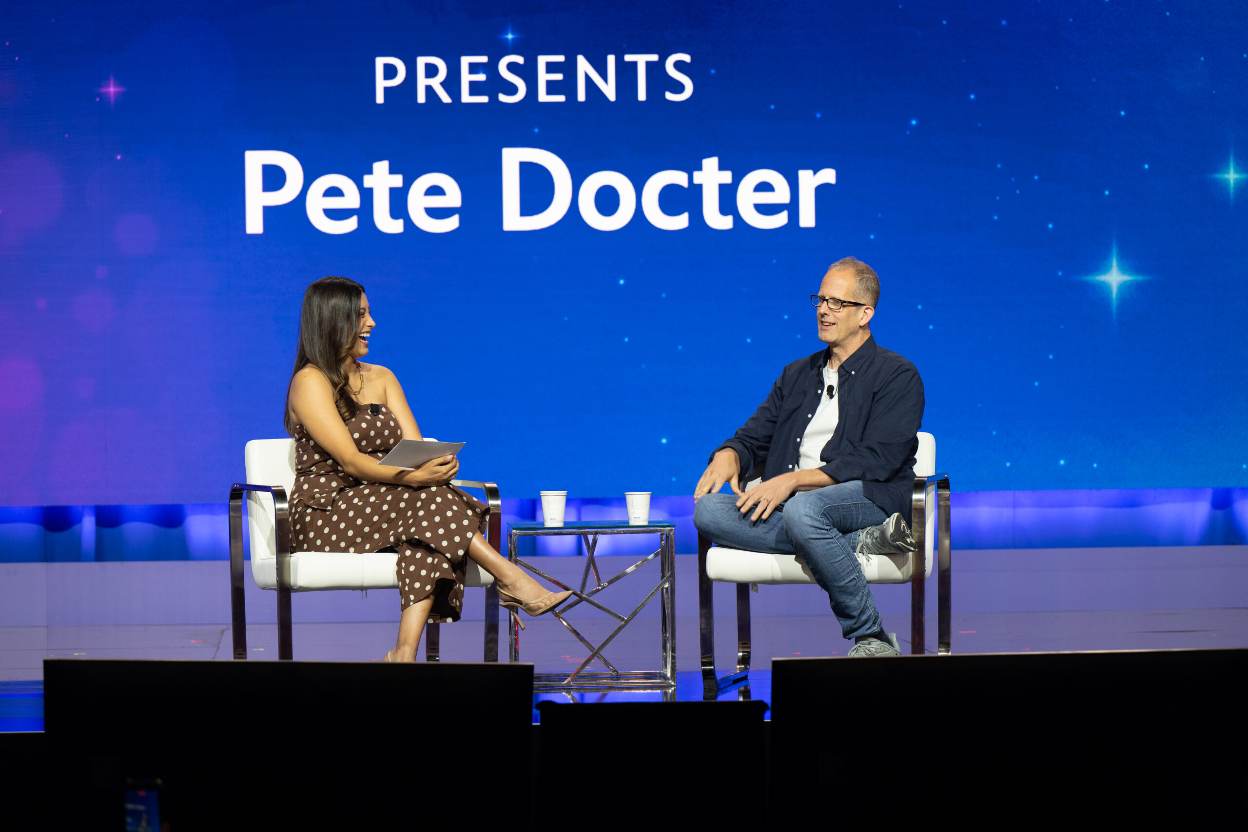 バックドロップの「PRESENTS Pete Docter」表示を背にトークするピート・ドクターと進行役