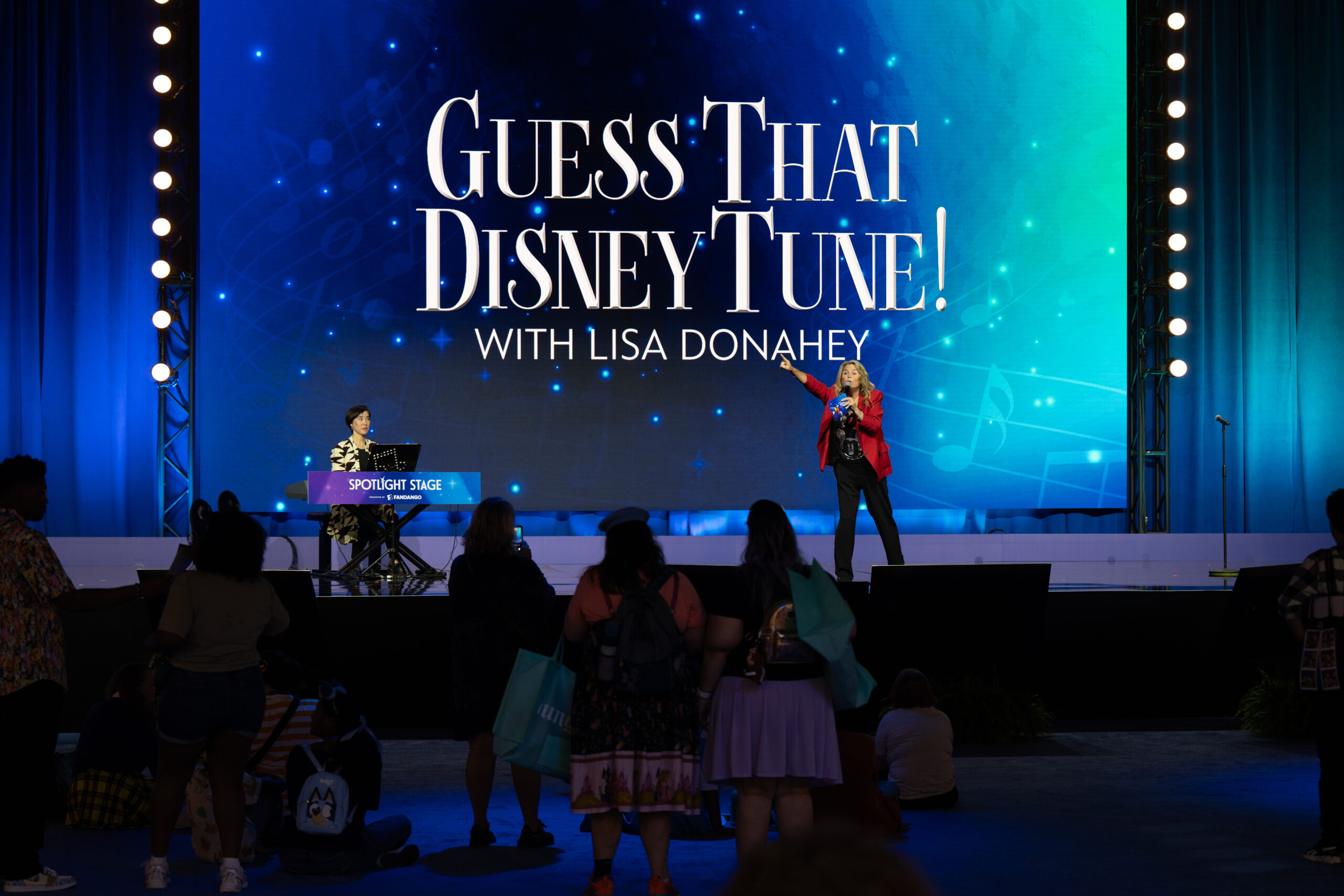 客席越しに見るGuess That Disney Tune!のステージとリサ・ドナヘイ