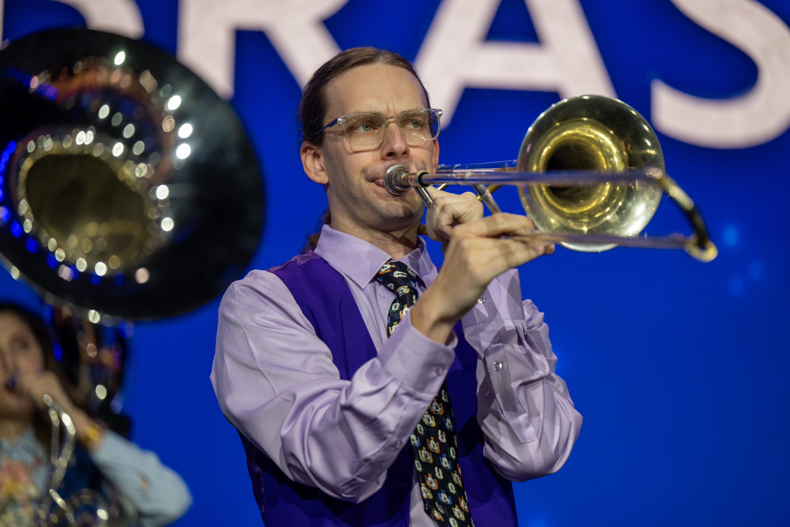 ミッキーマウス柄のネクタイを締めてトロンボーンを演奏するSpotlight Brassの奏者