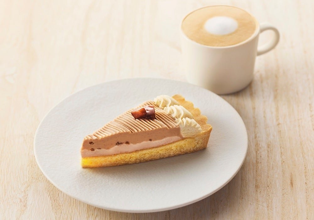 白い皿にのせたモンブランタルトとコーヒー