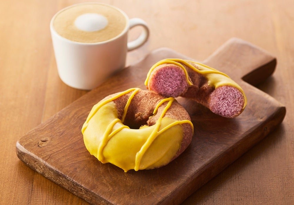 紫色の断面が見える彩りOIMOドーナツとコーヒー