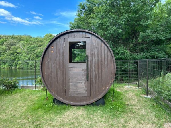 屋外バレルサウナの外観(池・緑を背景に)