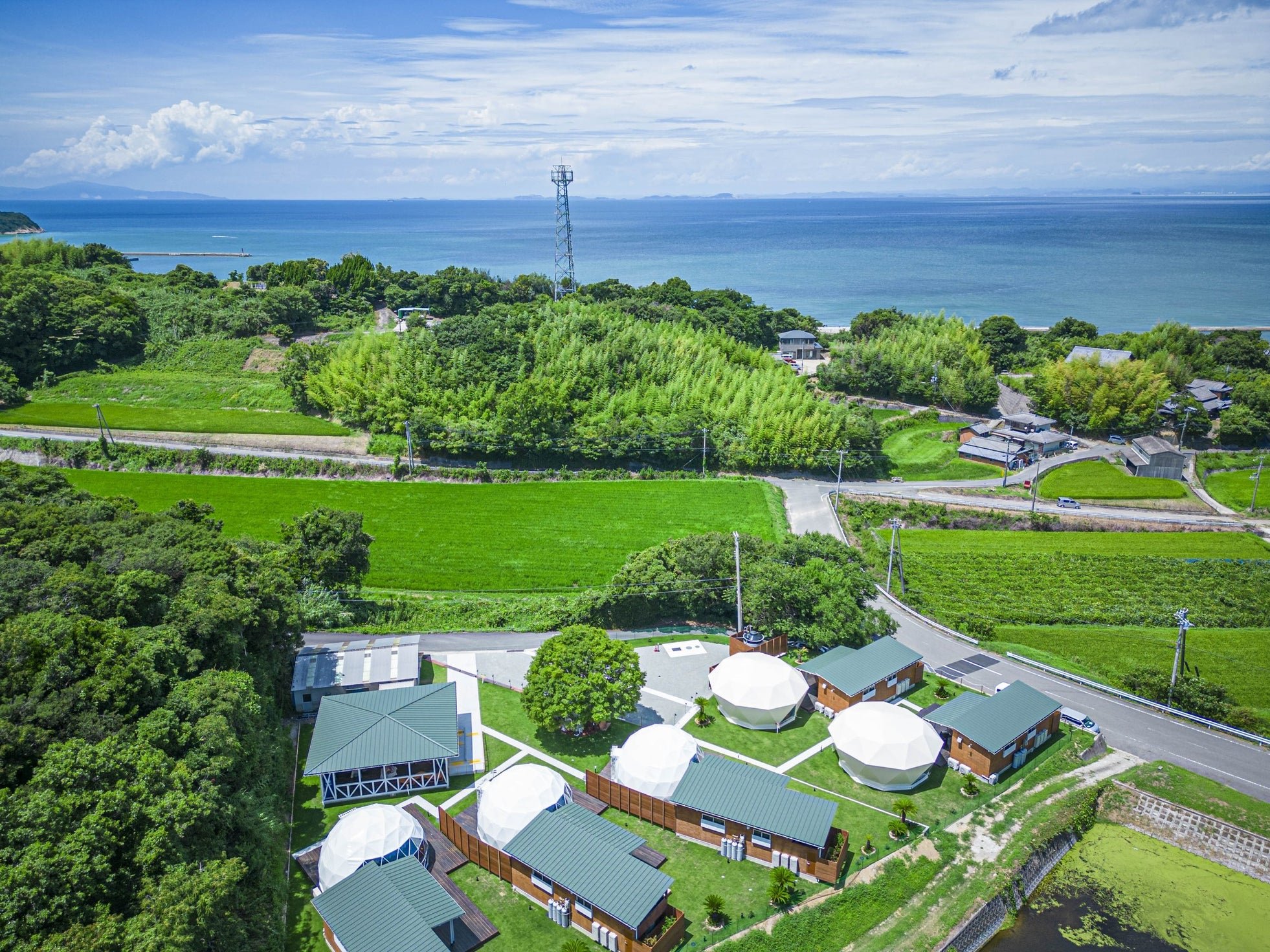 淡路島の海沿いに広がる施設全景