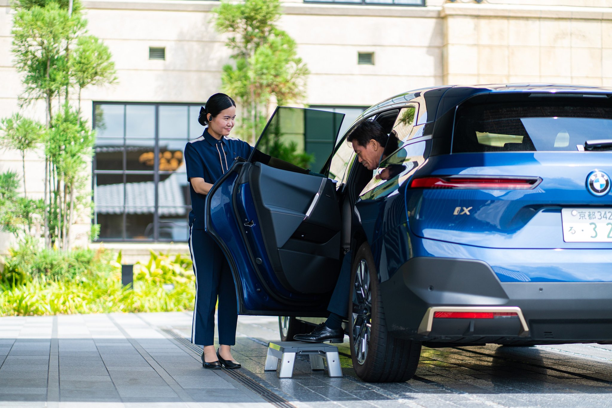 ザ・ホテル青龍 京都清水前でBMW iXへ案内するスタッフ